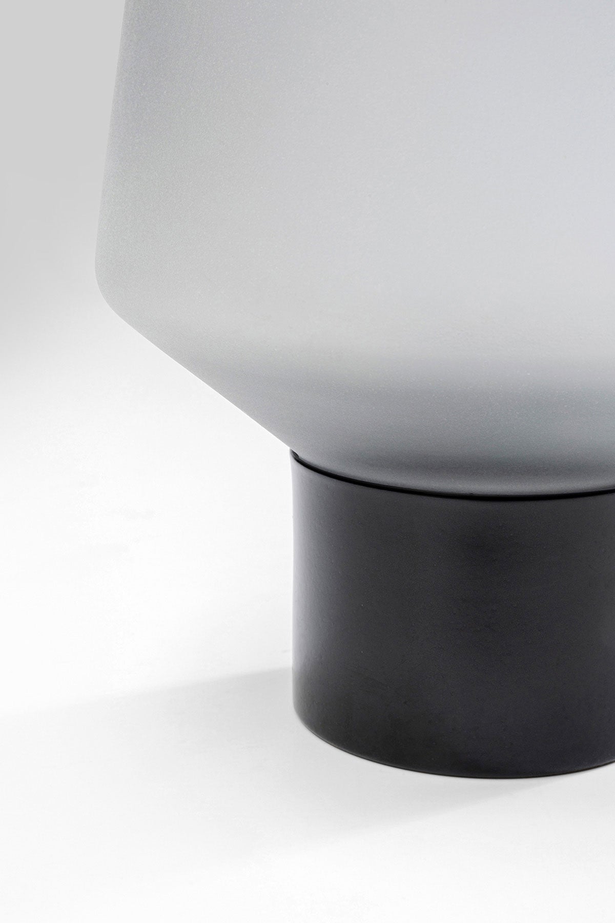 Noble ring vase, mat grå glas