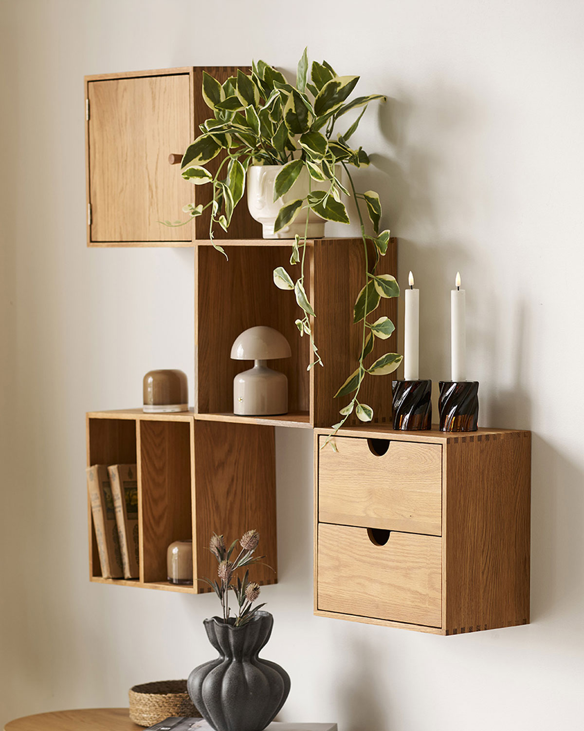 Væghængte reolkasser i eg fra BOOA