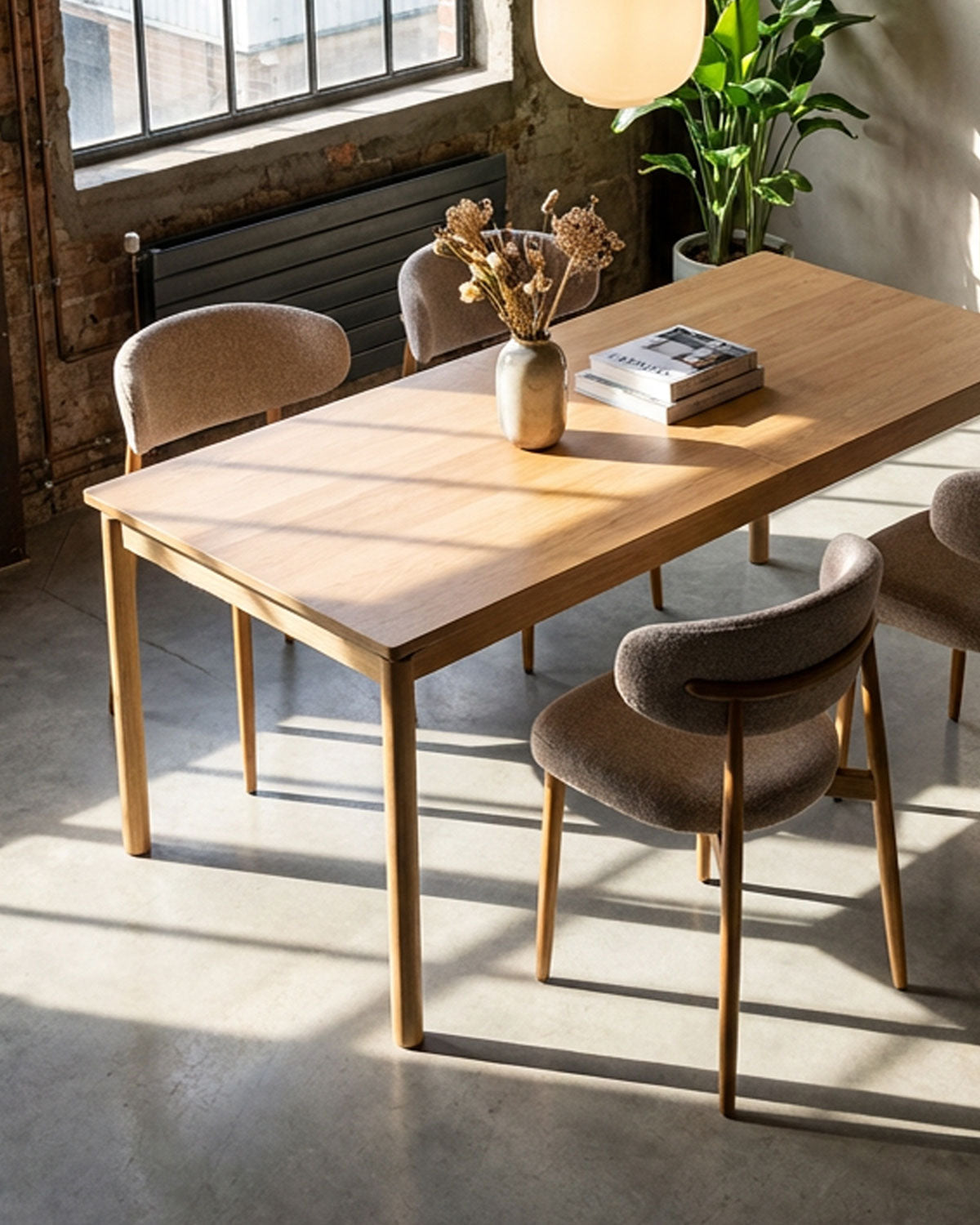 Elegant spisebord med udtræk og tillægsplade fra BOOA.