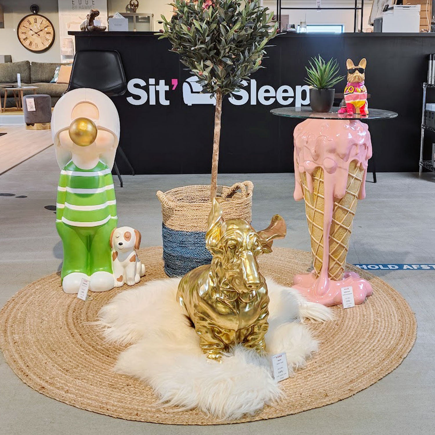 Sit'n Sleep i Holbæk. Alt i sofaer, senge, borde, stole og boligtilbehør.