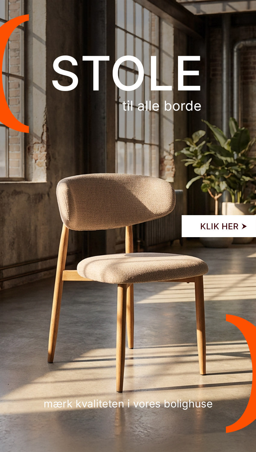 Elegant spisebordsstol fra BOOA, med træstel betrukket med tekstil.