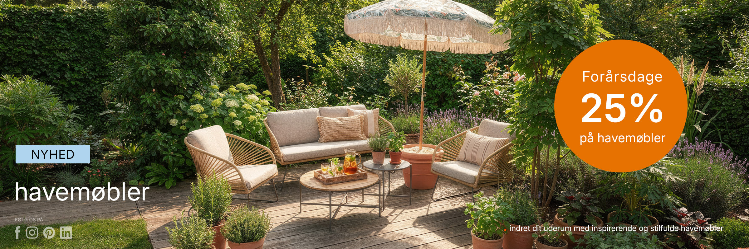 Skønne havemøbler ses i en indbydende have. Novella loungesæt bestående af to stole, en sofa samt to borde.