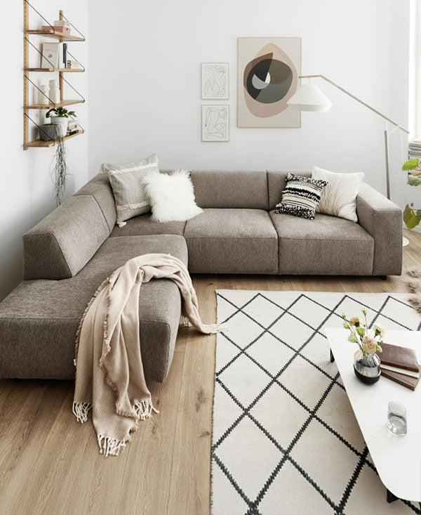 Hjørnesofa i moderne design. En lys og venlig hjørnesofa med open end.