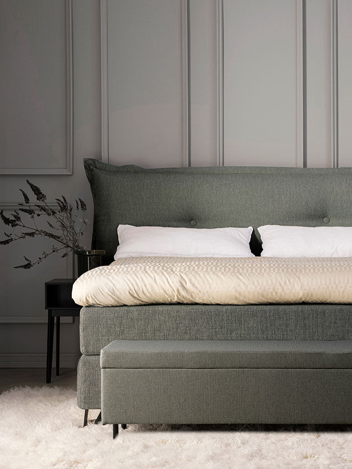 Seng med gavl udført i kvalitetsmaterialer. Køb din nye seng hos sit'n sleep.