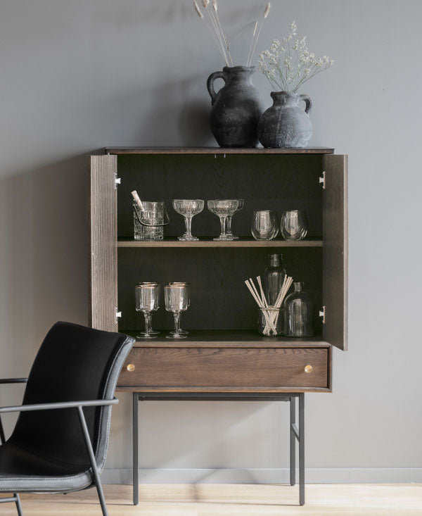 Elegant høj skænk med skuffe til det moderne hjem. Hos Sit'n Sleep finder du et stort udvalg af skænke.