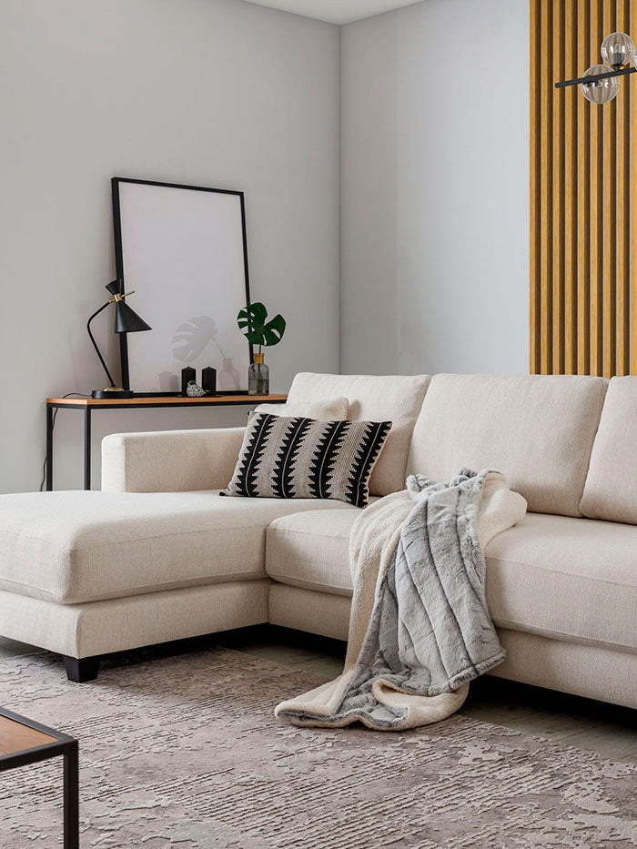 Sofa i skøn kvalitet. Lys og venlig sofa med chaiselong.